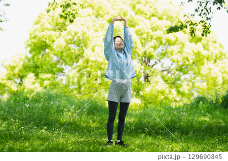 ストレッチをする若い女性　スポーツイメージ 129690845