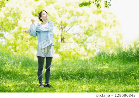 ストレッチをする若い女性　スポーツイメージ 129690848