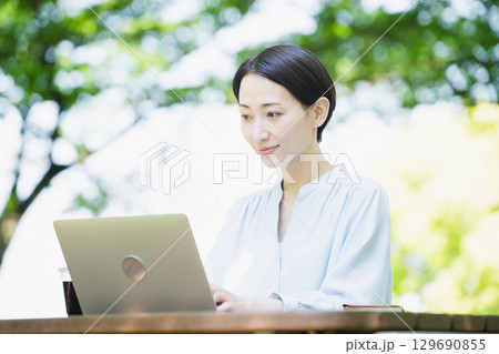 屋外で仕事をするノマドワーカー ビジネスイメージ 屋外で仕事をするノマドワーカー ビジネスイメージ 129690855