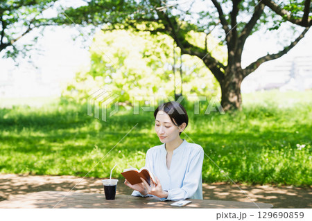 屋外で読書をする若い女性 ライフスタイルイメージ 屋外で読書をする若い女性 ライフスタイルイメージ 129690859