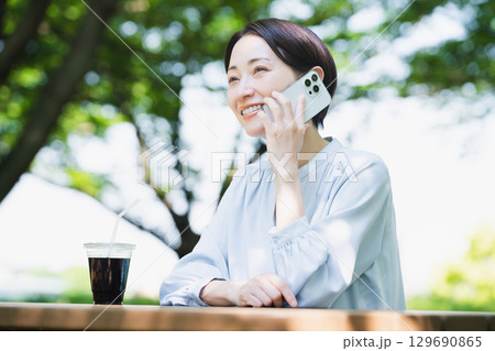 スマートフォンで通話する若い女性　ライフスタイルイメージ 129690865