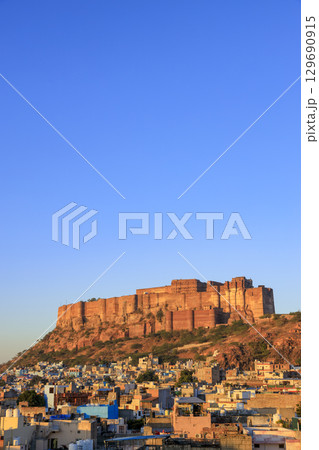 ジョードプル街並みとメヘラーンガル城 129690915