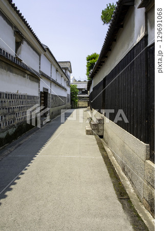 倉敷美観地区の町並み　大原本邸裏道　岡山県倉敷市 129691068
