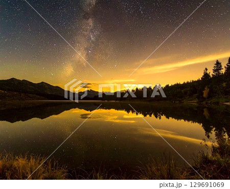 湖面に映る星空 129691069