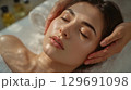 極上のリラクゼーションを楽しむ日本人女性のフェイシャルマッサージ 129691098