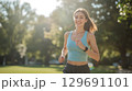 公園でジョギングを楽しむ笑顔の女性 129691101