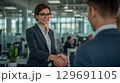 ビジネスシーンで握手を交わすビジネスパーソン 129691105