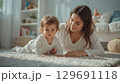 母親と幼い子供がリビングで遊ぶ温かい日常のひととき 129691118
