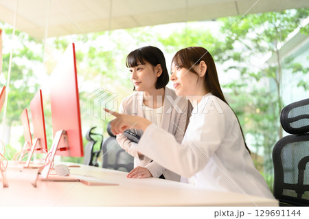 MRと会話する医師 MRと会話する医師 129691144