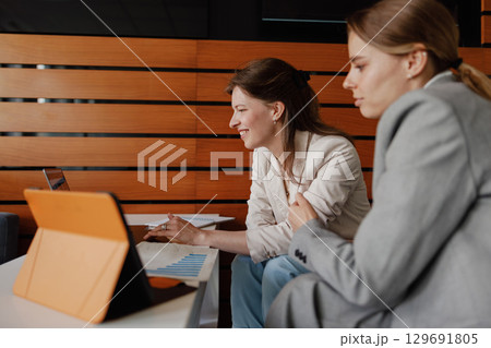 Collaboration among professionals is crucial for boosting productivity in modern offices 129691805