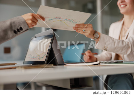 Business Meeting that Includes Data Presentation and Collaboration for Better Outcomes Business Meeting that Includes Data Presentation and Collaboration for Better Outcomes 129691863