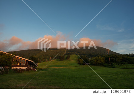日本の島根県の三瓶山のとても美しい朝の景色 日本の島根県の三瓶山のとても美しい朝の景色 129691978