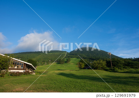 日本の島根県の三瓶山のとても美しい朝の景色 129691979