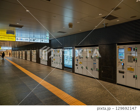 駅に設置されたキャッシュレス決済専用の貸しロッカー 129692147