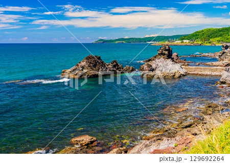 海岸線にある岩場の風景 129692264