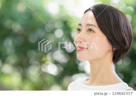 女性 新緑 緑 スキンケア 女性 新緑 緑 スキンケア 129692357