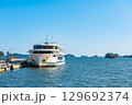 松島湾の桟橋に係留される第三仁王丸 129692374
