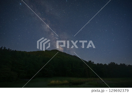 日本の島根県の三瓶山のとても美しい星空 日本の島根県の三瓶山のとても美しい星空 129692379