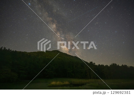 日本の島根県の三瓶山のとても美しい星空 129692381