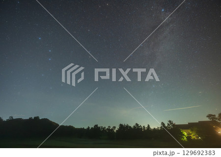 日本の島根県の三瓶山のとても美しい星空 129692383
