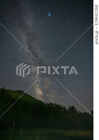 日本の島根県の三瓶山のとても美しい星空 日本の島根県の三瓶山のとても美しい星空 129692388