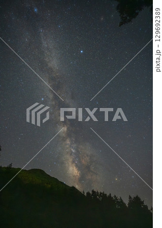 日本の島根県の三瓶山のとても美しい星空 日本の島根県の三瓶山のとても美しい星空 129692389
