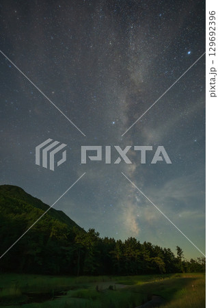 日本の島根県の三瓶山のとても美しい星空 129692396