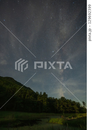 日本の島根県の三瓶山のとても美しい星空 日本の島根県の三瓶山のとても美しい星空 129692399