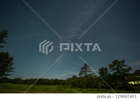 日本の島根県の三瓶山のとても美しい星空 129692403