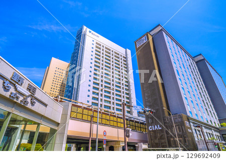 日本の横浜都市景観 桜木町駅 南改札（西口）側。桜木町2丁目からホテルメッツや富士ソフトなどを望む 129692409