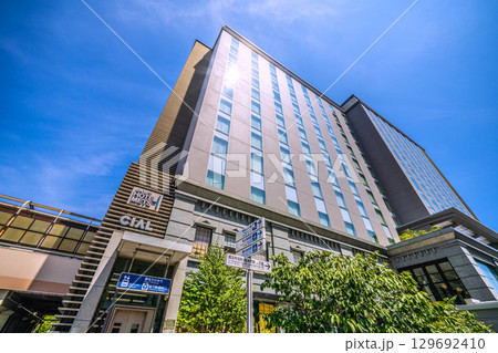 日本の横浜都市景観 桜木町駅前複合ビル・JR東日本ホテルメッツ横浜桜木町などを望む 129692410