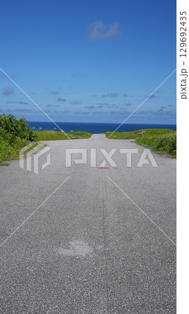 一本道が海に向かって伸びる宮古島白鳥崎の景観 一本道が海に向かって伸びる宮古島白鳥崎の景観 129692435
