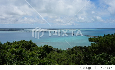 伊良部大橋とコバルトブルーの海｜宮古島のランドマーク 129692437