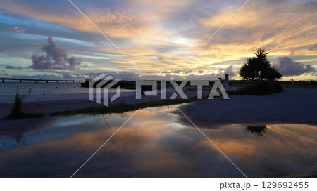 宮古島の空と海を染める夕日 伊良部大橋のシルエット 宮古島の空と海を染める夕日 伊良部大橋のシルエット 129692455