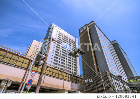 日本の横浜都市景観 桜木町駅 南改札（西口）側。桜木町2丁目からホテルメッツや富士ソフトなどを望む 129692541