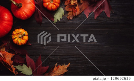 かぼちゃと秋のキャンドルと落ち葉 129692639