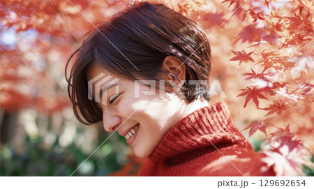 紅葉と女性 129692654