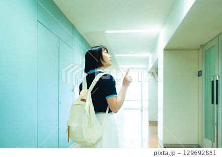 施設内を歩く女性 施設内を歩く女性 129692881
