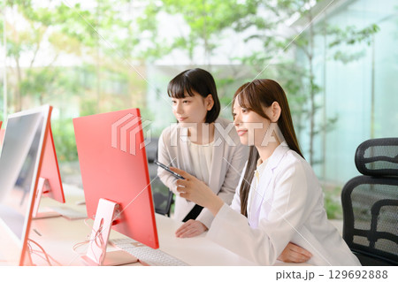 白衣の女性とジャケットを着た女性 129692888