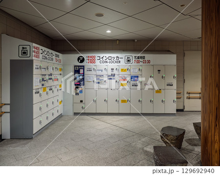 都心の地下通路にあるキャッシュレス決済対応コインロッカー（貸しロッカー） 129692940