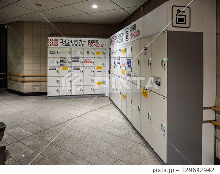 都心の地下通路にあるキャッシュレス決済対応コインロッカー（貸しロッカー） 129692942