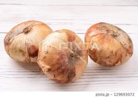 新玉ねぎ 129693072