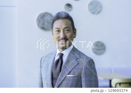 スーツを着たミドルエイジの男性の上半身のポートレート 撮影協力:スカパー東京メディアセンター スーツを着たミドルエイジの男性の上半身のポートレート 撮影協力:スカパー東京メディアセンター 129693374