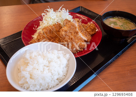 とても美味しい日本のロースとんかつ定食 129693408