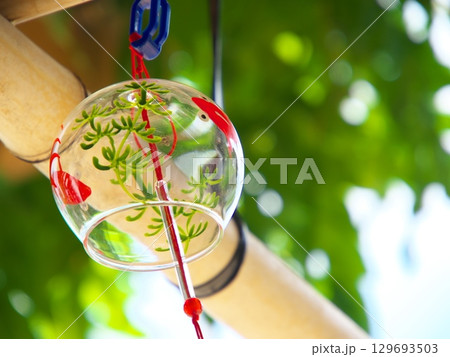 風に揺れる風鈴 風に揺れる風鈴 129693503