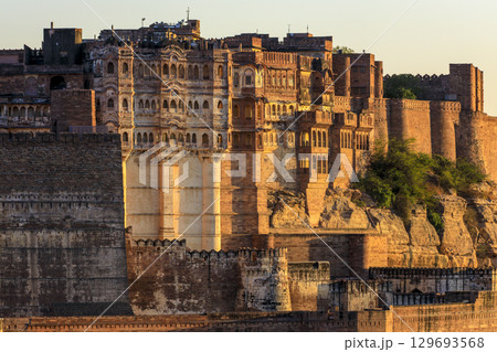 メヘランガール城塞のシーシュ・マハルとプール・マハル・パレス 129693568