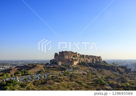 シンホリア・ヒルから望むメヘラーンガル城塞と街並み シンホリア・ヒルから望むメヘラーンガル城塞と街並み 129693569