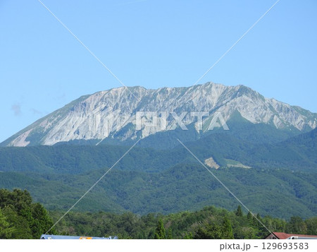 鳥取県にある中国地方の最高峰の山「大山」:蒜山高原から見た大山 鳥取県にある中国地方の最高峰の山「大山」:蒜山高原から見た大山 129693583