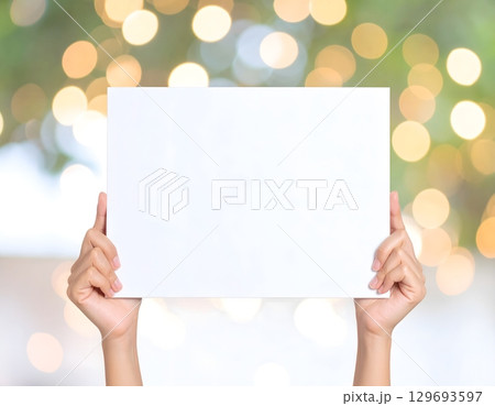 清潔感のある空白の掲げられたホワイトボード 129693597