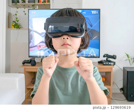 VRヘッドセットを装着し戦う子供の姿 129693619